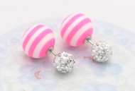 Dobbelt perleøreringe; pink og hvide striber og lille diamantbold med glitrende sten